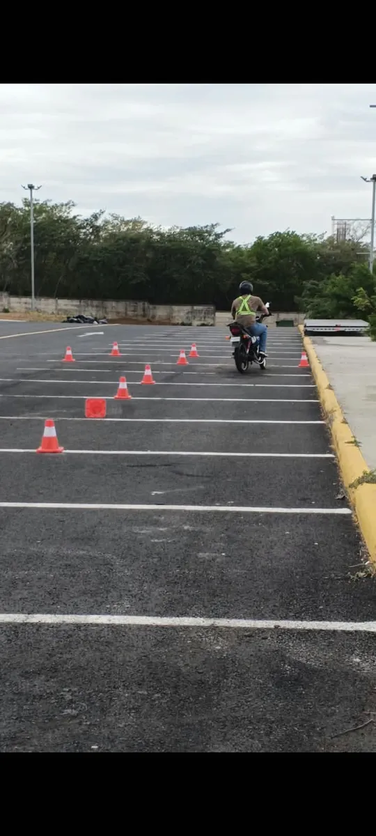 ESCUELA DE MANEJO DE MOTO MKM