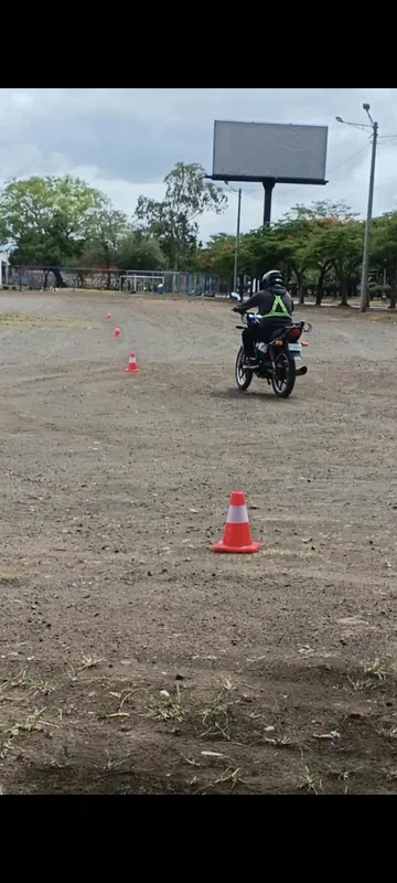 ESCUELA DE MANEJO DE MOTO MKM - Foto 1