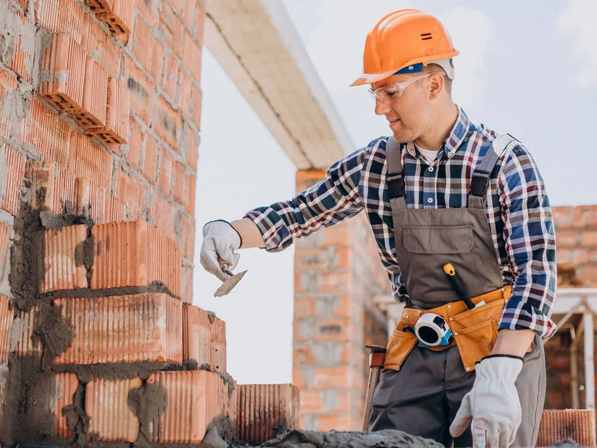 Se busca albañil con experiencia 🔨